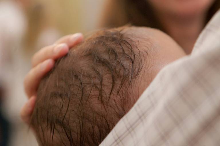 carinho na cabeça durante batizado realizado na Paróquia São João Bosco, Americana, São Paulo