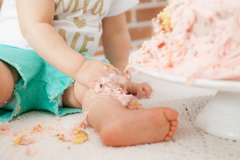 pé de bebe, smash the cake de menina, decoração smash the cake clean, bolo rosa, cake smash, smash the cake em casa, brooklyn, zona sul, são paulo