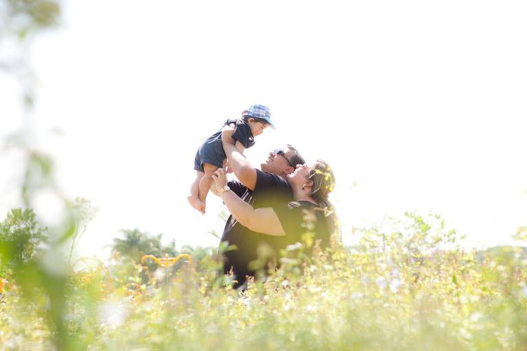 pais brincando com filho durante ensaio de família no Parque Villa Lobos, Pinheiros, Zona Oeste, São Paulo