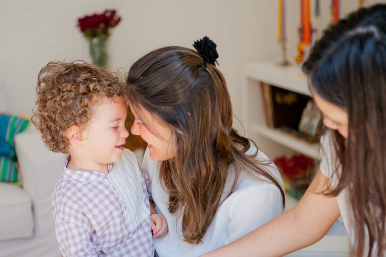 menino dando beijo na tia durante ensaio de família na residência, casa no Morumbi, Zona Sul, São Paulo