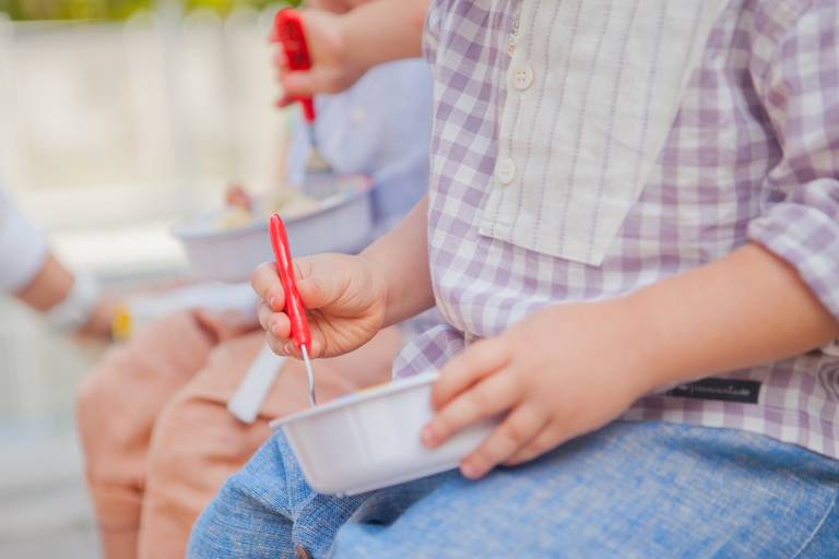 detalhe de irmãos comendo durante ensaio de família na residência, casa no Morumbi, Zona Sul, São Paulo