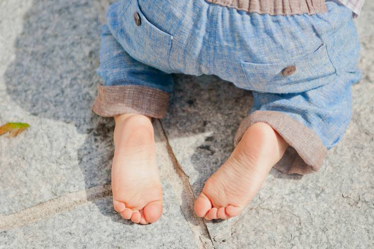 pé de menino ensaio de família na residência, casa no Morumbi, Zona Sul, São Paulo