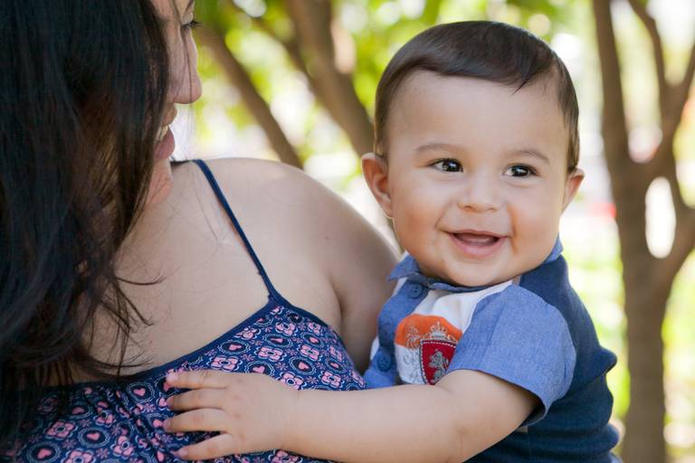 menino rindo no colo da mãe durante ensaio de família no Parque Villa Lobos, Pinheiros, Zona Oeste, São Paulo