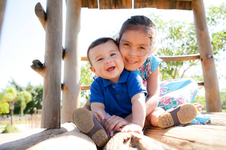 irmãos brincando durante ensaio de família no Parque Villa Lobos, Pinheiros, Zona Oeste, São Paulo