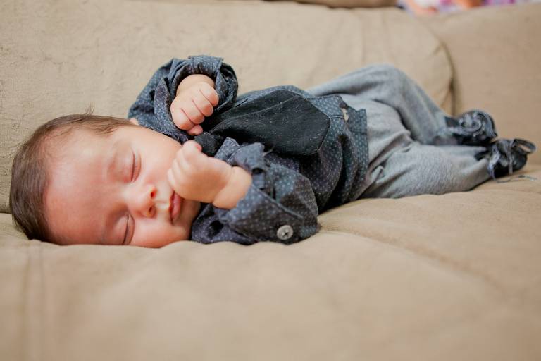 bebê dormindo durante ensaio de família na residência, casa em Osasco, São Paulo