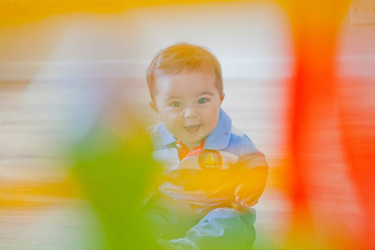 bebê rindo durante ensaio de família na residência, casa em Osasco, São Paulo