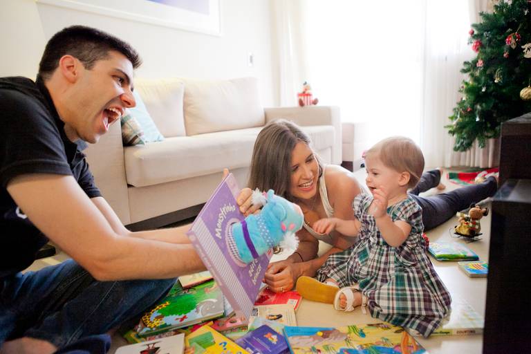 pais brincando com filha durante ensaio de família na residência, casa no Brooklyn, Zona Sul, São Paulo
