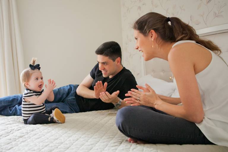 pais brincando com filha durante ensaio de família na residência, casa no Brooklyn, Zona Sul, São Paulo