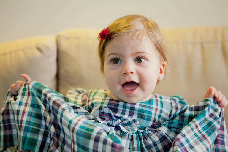 menina sorrindo e fazendo pose durante ensaio de família na residência, casa no Brooklyn, Zona Sul, São Paulo