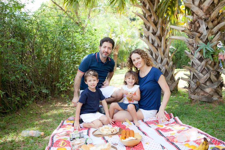 família fazendo pic-nic durante ensaio de família no Parque Chico Mendes em São Caetano do Sul 
