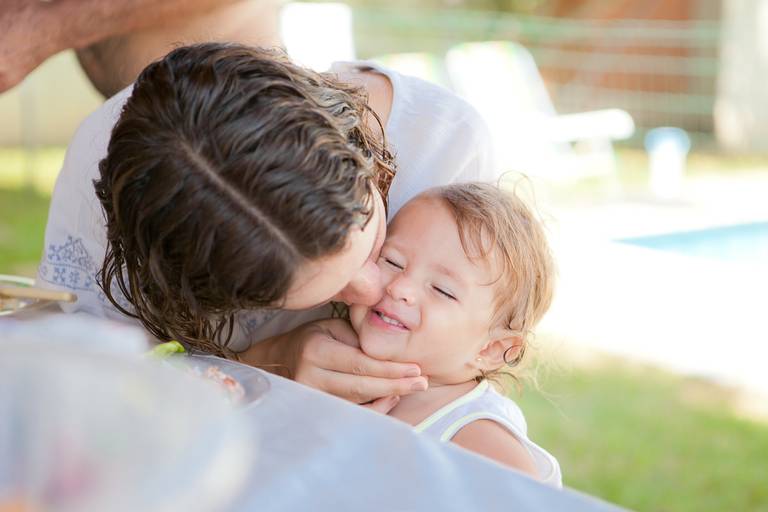 mãe beijando filha durante ensaio de família na piscina em Alphaville, Barueri, Santana de Parnaiba, São Paulo