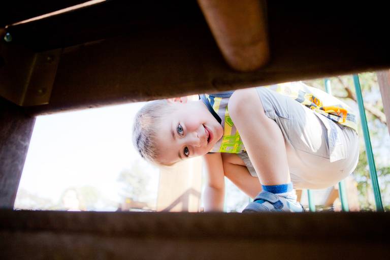 menino brincando no play durante ensaio de família no Parque Villa Lobos, Pinheiros, Zona Oeste, São Paulo