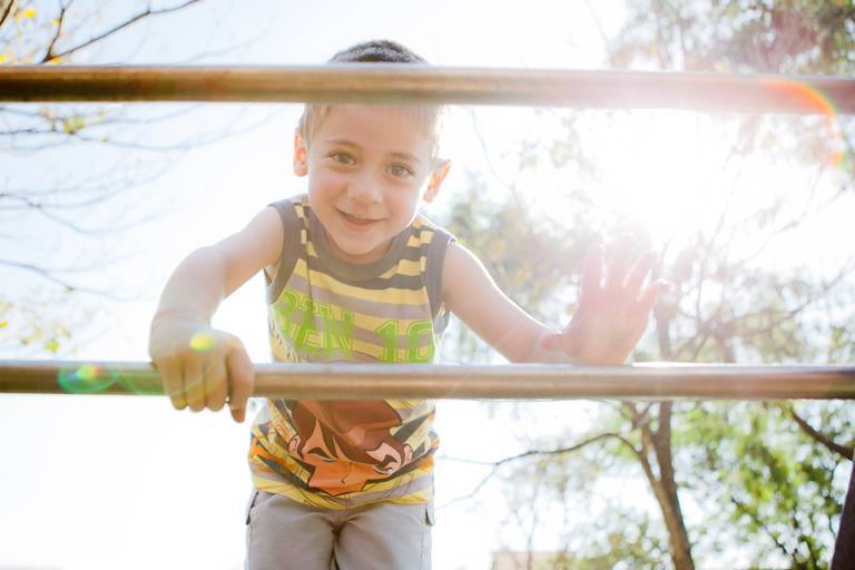 menino brincando no play durante ensaio de família no Parque Villa Lobos, Pinheiros, Zona Oeste, São Paulo