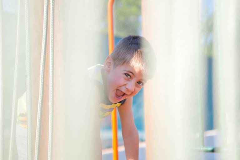 menino brincando no play durante ensaio de família no Parque Villa Lobos, Pinheiros, Zona Oeste, São Paulo
