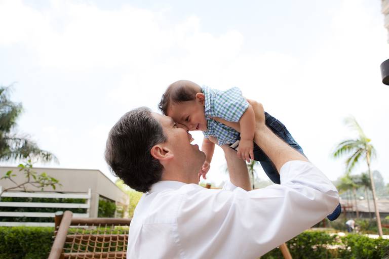 pai brincando com filho durante ensaio de família realizado na casa da familia na Granja Julieta, Zona Sul, São Paulo