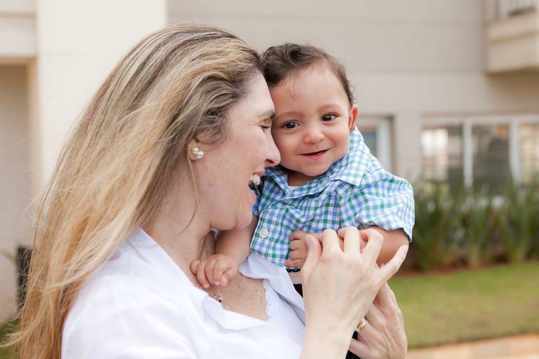 mão brincando com o filho durante ensaio de família realizado na casa da familia na Granja Julieta, Zona Sul, São Paulo