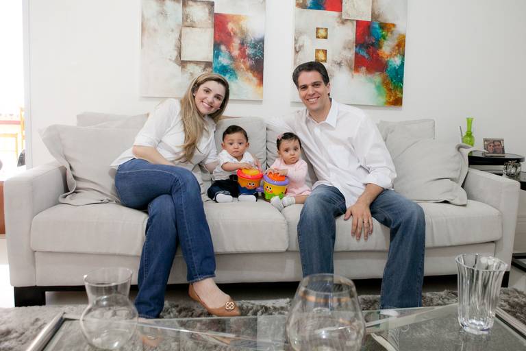 família no sofa, foto tradicional de família, pais de gemeos, durante ensaio de família realizado na casa da familia na Granja Julieta, Zona Sul, São Paulo