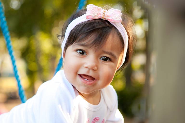 menina sorrindo  durante ensaio de família no parque em Barueri, Alphaville, São Paulo