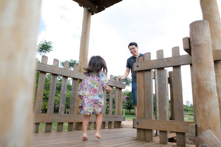 menina brincando no playground com padrasto durante ensaio de família no Parque Villa Lobos, Pinheiros, Zona Oeste, São Paulo