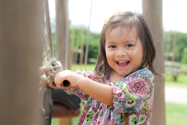 menina brincando no playground durante ensaio de família no Parque Villa Lobos, Pinheiros, Zona Oeste, São Paulo