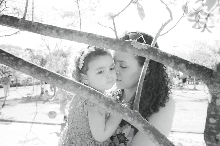  mãe beijando a filha durante ensaio de família no Parque Villa Lobos, Pinheiros, Zona Oeste, São Paulo