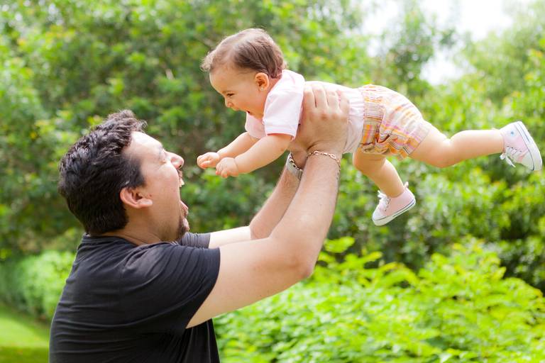 pai e filha brincando durante ensaio de família no Parque Villa Lobos, Pinheiros, Zona Oeste, São Paulo