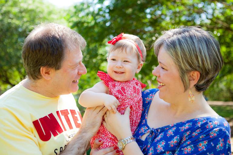 filha brincando com os pais durante ensaio de família no Parque Villa Lobos, Pinheiros, Zona Oeste, São Paulo