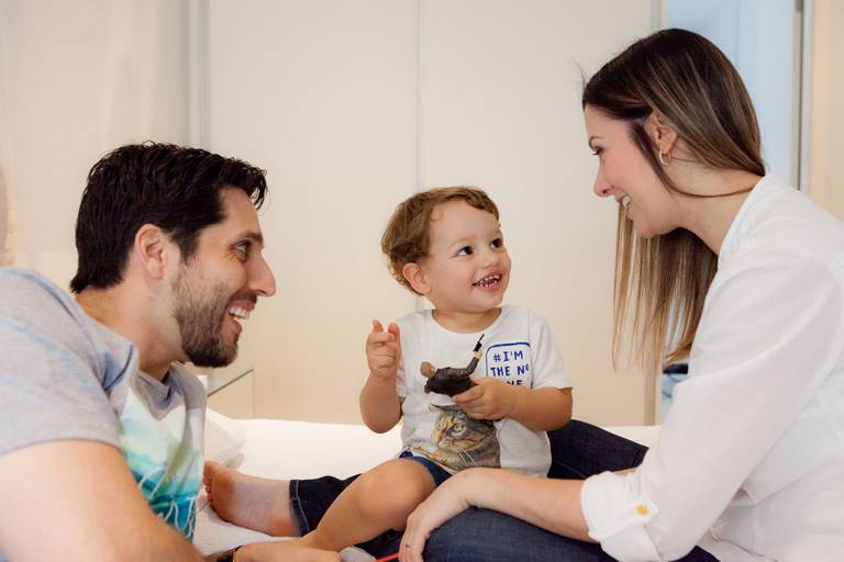 pai, mãe e filho brincando na cama durante ensaio de família realizado na casa da família no Morumbi, Zona Sul, São Paulo