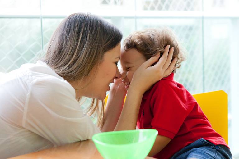 mãe e filho em momento de ternura durante ensaio de família realizado na casa da família no Morumbi, Zona Sul, São Paulo