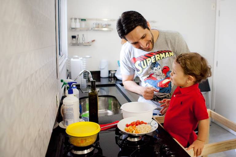 pai e filho na cozinha durante ensaio de família realizado na casa da família no Morumbi, Zona Sul, São Paulo