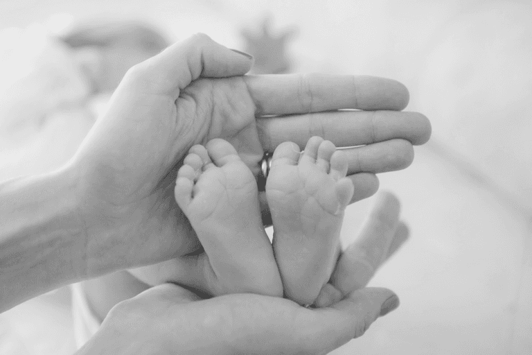 pé de bebê recem nascido durante ensaio newborn lifestyle em casa, residencia em Higienópolis, Centro, São Paulo