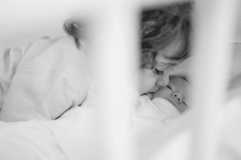 irmão beijando bebê recem nascido o durante ensaio newborn lifestyle em casa, residencia em Higienópolis, Centro, São Paulo