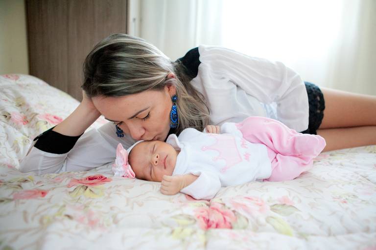 ensaio newborn lifestyle, ensaio newborn em casa, mãe beijando bebê, alphaville, osasco, são paulo 