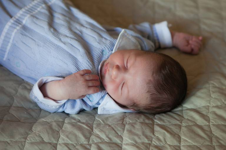  bebê durante ensaio newborn lifestyle em carapicuiba, barueri, alphaville