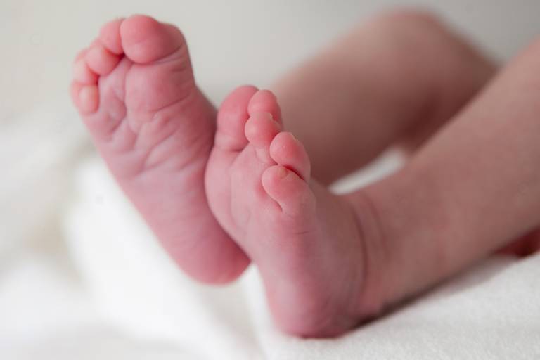 pé de bebê recém nascido durante ensaio newborn lifestyle em residencia no Brooklyn, Zona Sul, São Paulo