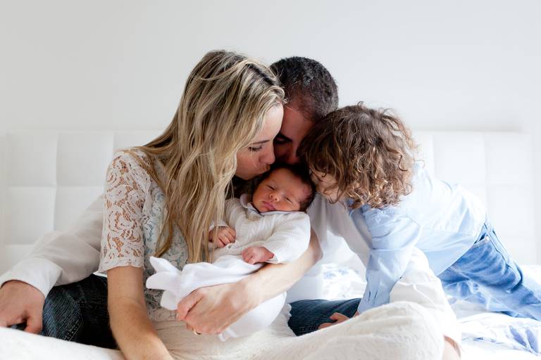 família beijando bebê recem nascido durante ensaio newborn lifestyle em casa, residencia em Higienópolis, Centro, São Paulo