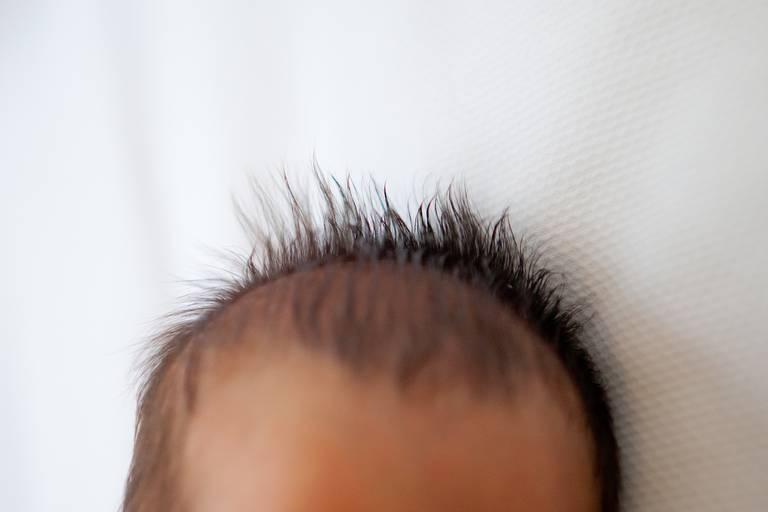 cabelo de bebê recem nascido durante ensaio newborn lifestyle em casa, residencia em Higienópolis, Centro, São Paulo