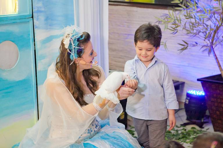 menino brincando com coelho num da Caramelo e Estrelinha no Buffet Viva Vida Unidade Fazendinha, Butantã, Zona Oeste, São Paulo.