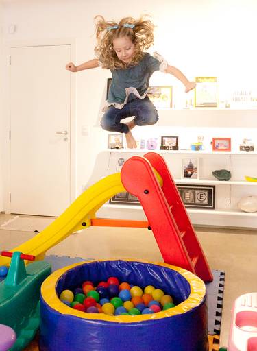 menina pulando na piscina de bolinhas em sua festa de aniversário de 4 anos, festa realizada em sua casa no alto de pinheiros, zona oeste, são paulo