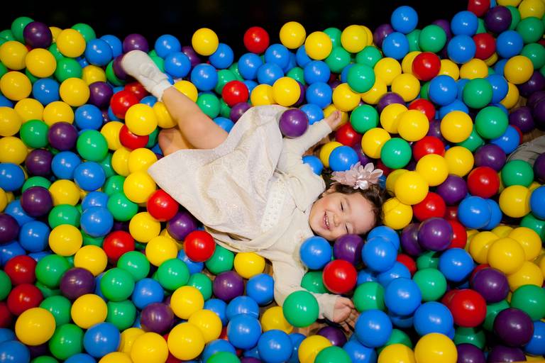 menina brincando na piscina de bolinhas em sua festa infantil de 2 anos no Buffet Planeta Kids, Unidade Alto da Lapa, Zona Oeste, São Paulo