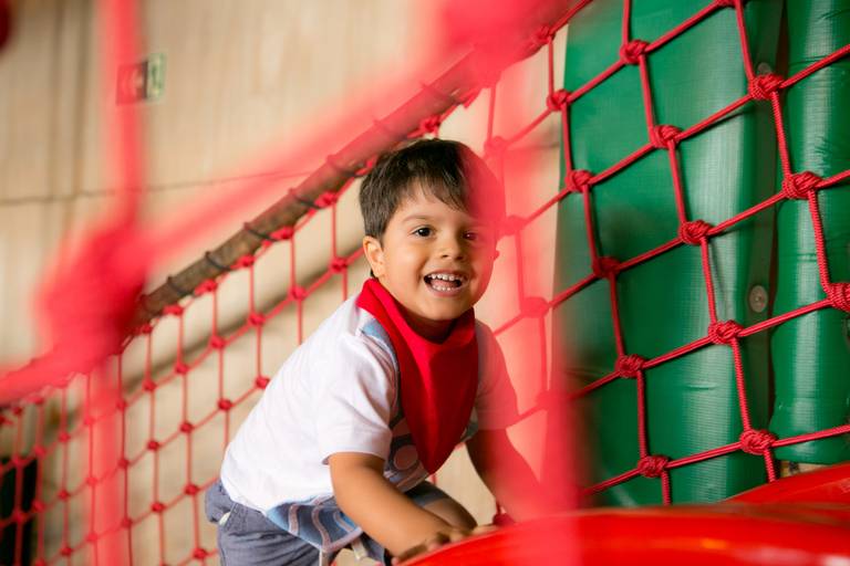 menino subindo no escorregador em seu aniversário de 3 ano realizado no Buffet Espaço Zoe, Tatuapé, Zona Norte, São Paulo.