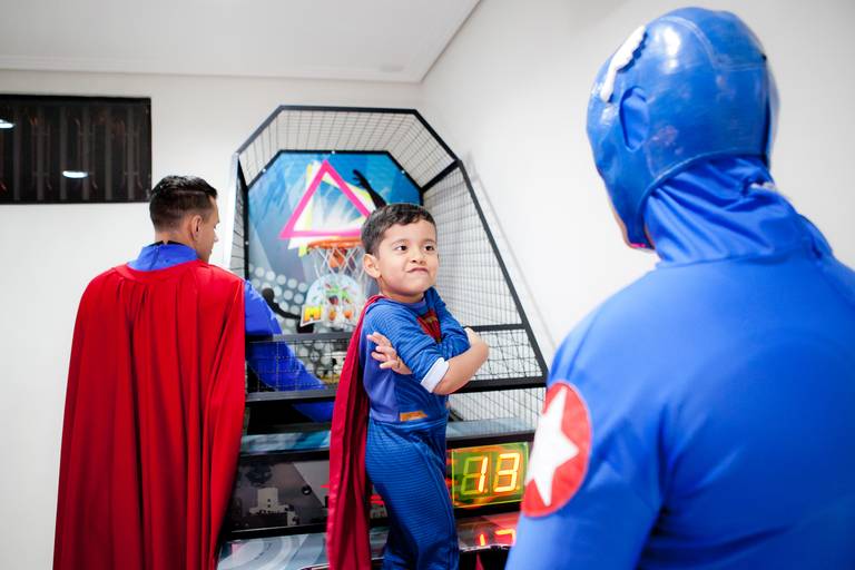 menino brincando com personagens vivos Homem Aranha e Capitão América em sua festa de 4 anos no Buffet Migma, Barueri, São Paulo