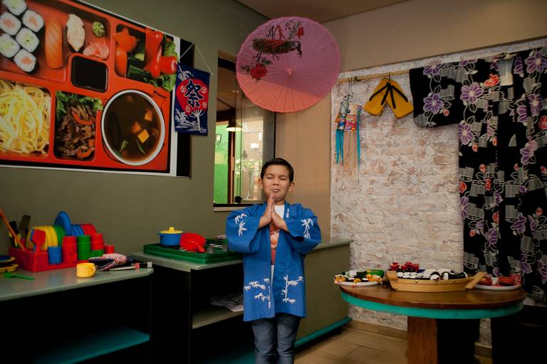 menino brincando em sua festa de 5 anos no Buffet Miniland Tatuapé, Zona Leste, São Paulo