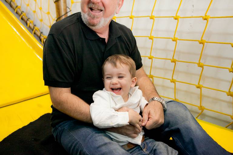 menino brincando com o vô em seu aniversário de 2 anos no Buffet Espaço Boo na Vila Romana, Pompéia, Lapa, Zona Oeste, São Paulo