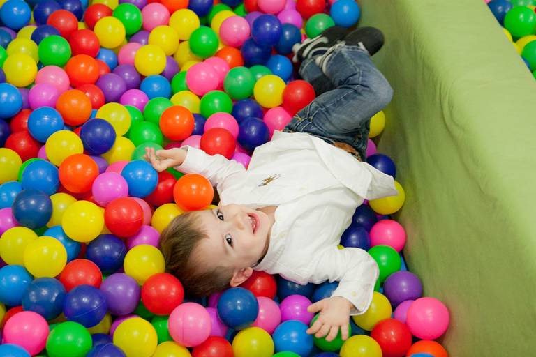 menino brincando na piscina de bolinhas em seu aniversário de 2 anos no Buffet Espaço Boo na Vila Romana, Pompéia, Lapa, Zona Oeste, São Paulo
