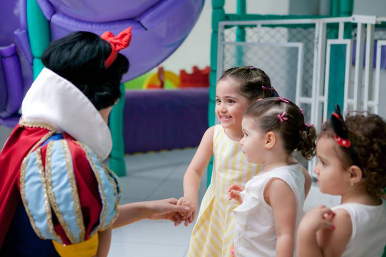menina encantada com a presença da Branca de Neve da Manto Produções em festa de 3 anos no Buffet Spazio Reale em Moema, Zona Sul, São Paulo