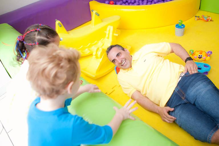 crianças brincando com o pai em festa de 3 anos no Buffet Spazio Reale em Moema, Zona Sul, São Paulo