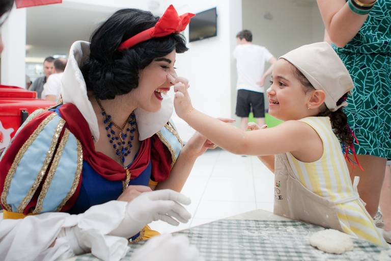menina brincando com personagem vivo da Manto Produções Branca de Neve durante seu aniversário de 3 anos, festa realizada no Buffet Spazio Reale em Moema, Zona Sul, São Paulo.