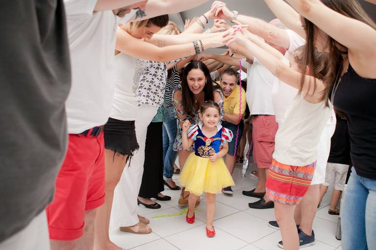 menina vestida de branca de neve, passando no tunel feito pelos convidados em festa de 3 anos no Buffet Spazio Reale em Moema, Zona Sul, São Paulo