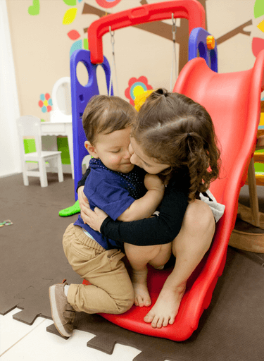 menino brincando com a irmã durante sua festa de 1 ano no Buffet Doce Encontro em Americana, São Paulo